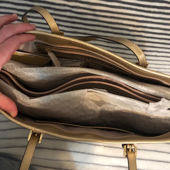 Michael Kors Jet Set Travel Tote and wallet NWT - Picture 7 of 11